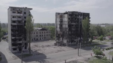 Bu stok videosu Ukrayna 'daki savaşı gösteriyor. Borodyanka, Bucha bölgesindeki harap olmuş bir bina. Gri, renksiz, düz.