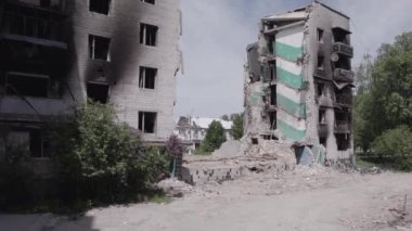 Bu stok videosu Ukrayna 'daki savaşı gösteriyor. Borodyanka, Bucha bölgesindeki harap olmuş bir bina. Gri, renksiz, düz.