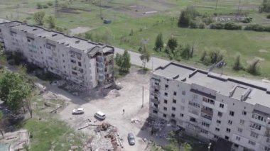 Bu stok videosu Ukrayna 'daki savaşı gösteriyor. Borodyanka, Bucha bölgesindeki harap olmuş bir bina. Gri, renksiz, düz.