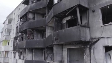 Bu stok videosu Ukrayna 'daki savaşı gösteriyor. Borodyanka, Bucha bölgesindeki harap olmuş bir bina. Gri, renksiz, düz.