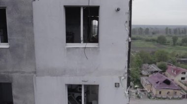 Bu stok videosu Ukrayna 'daki savaşı gösteriyor. Borodyanka, Bucha bölgesindeki harap olmuş bir bina. Gri, renksiz, düz.