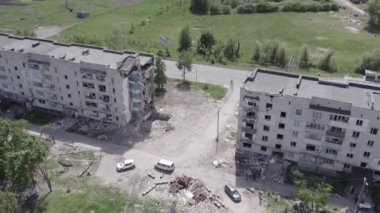 Bu stok videosu Ukrayna 'daki savaşı gösteriyor. Borodyanka, Bucha bölgesindeki harap olmuş bir bina. Gri, renksiz, düz.