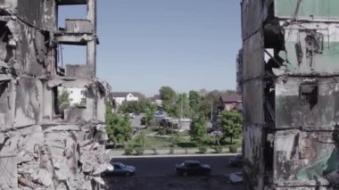Bu stok videosu Ukrayna 'daki savaşı gösteriyor. Borodyanka, Bucha bölgesindeki harap olmuş bir bina. Gri, renksiz, düz.