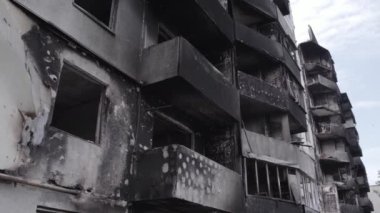 Bu stok videosu Ukrayna 'daki savaşı gösteriyor. Borodyanka, Bucha bölgesindeki harap olmuş bir bina. Gri, renksiz, düz.