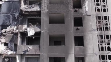 Bu stok videosu Ukrayna 'daki savaşı gösteriyor. Borodyanka, Bucha bölgesindeki harap olmuş bir bina. Gri, renksiz, düz.