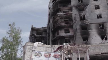 Bu stok videosu Ukrayna 'daki savaşı gösteriyor. Borodyanka, Bucha bölgesindeki harap olmuş bir bina. Gri, renksiz, düz.