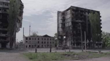 Bu stok videosu Ukrayna 'daki savaşı gösteriyor. Borodyanka, Bucha bölgesindeki harap olmuş bir bina. Gri, renksiz, düz.