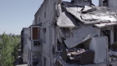 Bu stok videosu Ukrayna 'daki savaşı gösteriyor. Borodyanka, Bucha bölgesindeki harap olmuş bir bina. Gri, renksiz, düz.