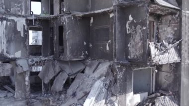 Bu stok videosu Ukrayna 'daki savaşı gösteriyor. Borodyanka, Bucha bölgesindeki harap olmuş bir bina. Gri, renksiz, düz.