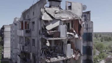 Bu stok videosu Ukrayna 'daki savaşı gösteriyor. Borodyanka, Bucha bölgesindeki harap olmuş bir bina. Gri, renksiz, düz.