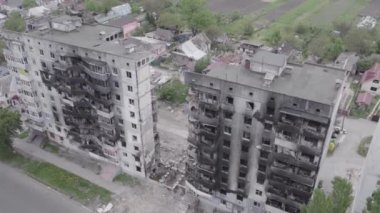 Bu stok videosu Ukrayna 'daki savaşı gösteriyor. Borodyanka, Bucha bölgesindeki harap olmuş bir bina. Gri, renksiz, düz.