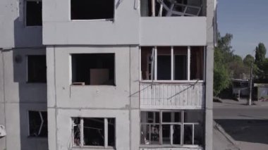 Bu stok videosu Ukrayna 'daki savaşı gösteriyor. Borodyanka, Bucha bölgesindeki harap olmuş bir bina. Gri, renksiz, düz.