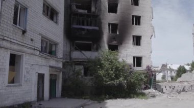 Bu stok videosu Ukrayna 'daki savaşı gösteriyor. Borodyanka, Bucha bölgesindeki harap olmuş bir bina. Gri, renksiz, düz.