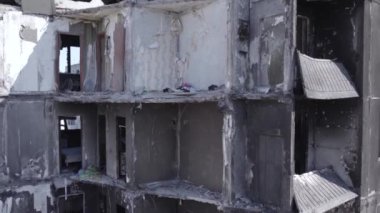 Bu stok videosu Ukrayna 'daki savaşı gösteriyor. Borodyanka, Bucha bölgesindeki harap olmuş bir bina. Gri, renksiz, düz.