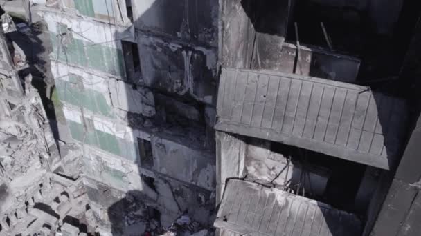 这段录像显示了乌克兰的战争 在布查地区的Borodyanka 一栋被毁的住宅大楼 没有颜色 — 图库视频影像