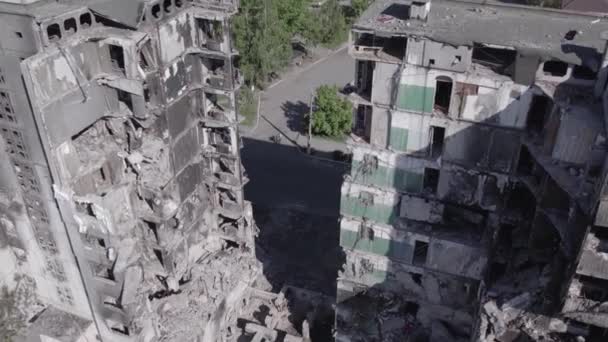 这段录像显示了乌克兰的战争 在布查地区的Borodyanka 一栋被毁的住宅大楼 没有颜色 — 图库视频影像