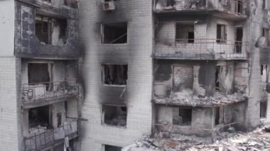 Bu stok videosu Ukrayna 'daki savaşı gösteriyor. Borodyanka, Bucha bölgesindeki harap olmuş bir bina. Gri, renksiz, düz.