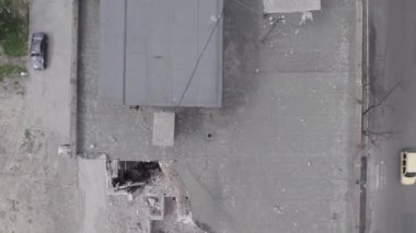 Bu stok videosu Ukrayna 'daki savaşı gösteriyor. Borodyanka, Bucha bölgesindeki harap olmuş bir bina. Gri, renksiz, düz.