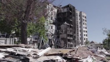 Bu stok videosu Ukrayna 'daki savaşı gösteriyor. Borodyanka, Bucha bölgesindeki harap olmuş bir bina. Gri, renksiz, düz.
