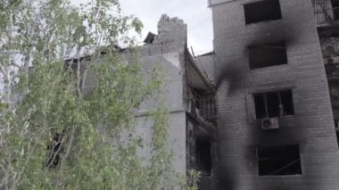 Bu stok videosu Ukrayna 'daki savaşı gösteriyor. Borodyanka, Bucha bölgesindeki harap olmuş bir bina. Gri, renksiz, düz.