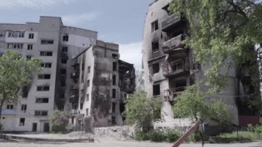 Bu stok videosu Ukrayna 'daki savaşı gösteriyor. Borodyanka, Bucha bölgesindeki harap olmuş bir bina. Gri, renksiz, düz.