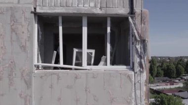 Bu stok videosu Ukrayna 'daki savaşı gösteriyor. Borodyanka, Bucha bölgesindeki harap olmuş bir bina. Gri, renksiz, düz.