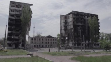 Bu stok videosu Ukrayna 'daki savaşı gösteriyor. Borodyanka, Bucha bölgesindeki harap olmuş bir bina. Gri, renksiz, düz.