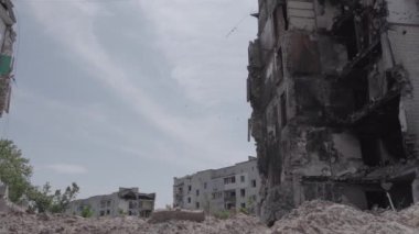 Bu stok videosu Ukrayna 'daki savaşı gösteriyor. Borodyanka, Bucha bölgesindeki harap olmuş bir bina. Gri, renksiz, düz.