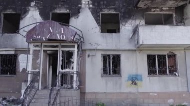 Bu stok videosu Ukrayna 'daki savaşı gösteriyor. Borodyanka, Bucha bölgesindeki harap olmuş bir bina. Gri, renksiz, düz.