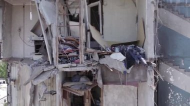 Bu stok videosu Ukrayna 'daki savaşı gösteriyor. Borodyanka, Bucha bölgesindeki harap olmuş bir bina. Gri, renksiz, düz.