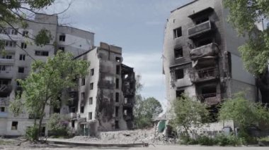 Bu stok videosu Ukrayna 'daki savaşı gösteriyor. Borodyanka, Bucha bölgesindeki harap olmuş bir bina. Gri, renksiz, düz.