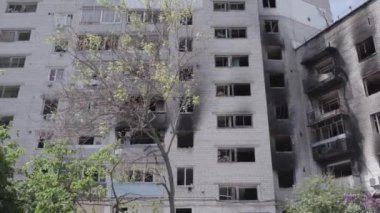 Bu stok videosu Ukrayna 'daki savaşı gösteriyor. Borodyanka, Bucha bölgesindeki harap olmuş bir bina. Gri, renksiz, düz.