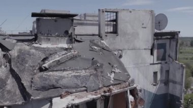 Bu stok videosu Ukrayna 'daki savaşı gösteriyor. Borodyanka, Bucha bölgesindeki harap olmuş bir bina. Gri, renksiz, düz.