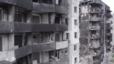 Bu stok videosu Ukrayna 'daki savaşı gösteriyor. Borodyanka, Bucha bölgesindeki harap olmuş bir bina. Gri, renksiz, düz.