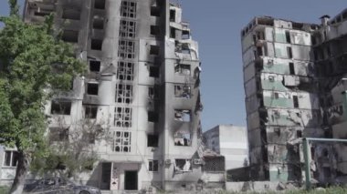 Bu stok videosu Ukrayna 'daki savaşı gösteriyor. Borodyanka, Bucha bölgesindeki harap olmuş bir bina. Gri, renksiz, düz.