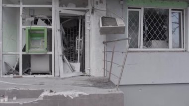 Bu stok videosu Ukrayna 'daki savaşı gösteriyor. Borodyanka, Bucha bölgesindeki harap olmuş bir bina. Gri, renksiz, düz.
