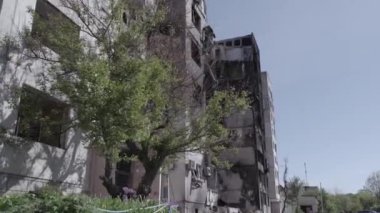 Bu stok videosu Ukrayna 'daki savaşı gösteriyor. Borodyanka, Bucha bölgesindeki harap olmuş bir bina. Gri, renksiz, düz.