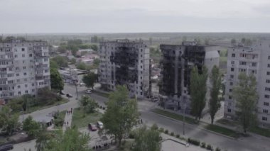 Bu stok videosu Ukrayna 'daki savaşı gösteriyor. Borodyanka, Bucha bölgesindeki harap olmuş bir bina. Gri, renksiz, düz.