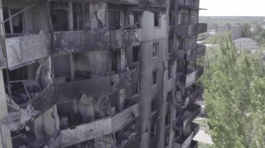 Bu stok videosu Ukrayna 'daki savaşı gösteriyor. Borodyanka, Bucha bölgesindeki harap olmuş bir bina. Gri, renksiz, düz.