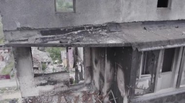 Bu stok videosu Ukrayna 'daki savaşı gösteriyor. Borodyanka, Bucha bölgesindeki harap olmuş bir bina. Gri, renksiz, düz.