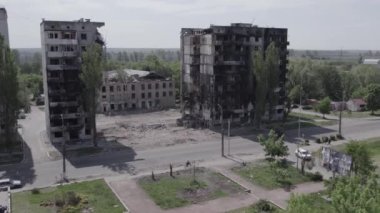 Bu stok videosu Ukrayna 'daki savaşı gösteriyor. Borodyanka, Bucha bölgesindeki harap olmuş bir bina. Gri, renksiz, düz.