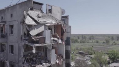 Bu stok videosu Ukrayna 'daki savaşı gösteriyor. Borodyanka, Bucha bölgesindeki harap olmuş bir bina. Gri, renksiz, düz.