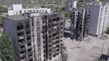 Bu stok videosu Ukrayna 'daki savaşı gösteriyor. Borodyanka, Bucha bölgesindeki harap olmuş bir bina. Gri, renksiz, düz.