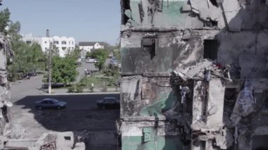 Bu stok videosu Ukrayna 'daki savaşı gösteriyor. Borodyanka, Bucha bölgesindeki harap olmuş bir bina. Gri, renksiz, düz.
