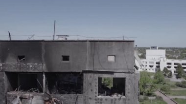 Bu stok videosu Ukrayna 'daki savaşı gösteriyor. Borodyanka, Bucha bölgesindeki harap olmuş bir bina. Gri, renksiz, düz.