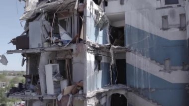 Bu stok videosu Ukrayna 'daki savaşı gösteriyor. Borodyanka, Bucha bölgesindeki harap olmuş bir bina. Gri, renksiz, düz.