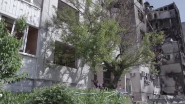 Bu stok videosu Ukrayna 'daki savaşı gösteriyor. Borodyanka, Bucha bölgesindeki harap olmuş bir bina. Gri, renksiz, düz.