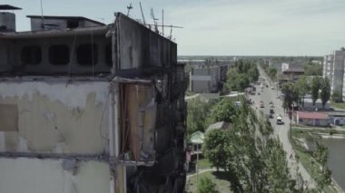 Bu stok videosu Ukrayna 'daki savaşı gösteriyor. Borodyanka, Bucha bölgesindeki harap olmuş bir bina. Gri, renksiz, düz.
