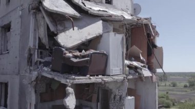Bu stok videosu Ukrayna 'daki savaşı gösteriyor. Borodyanka, Bucha bölgesindeki harap olmuş bir bina. Gri, renksiz, düz.