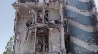 Bu stok videosu Ukrayna 'daki savaşı gösteriyor. Borodyanka, Bucha bölgesindeki harap olmuş bir bina. Gri, renksiz, düz.